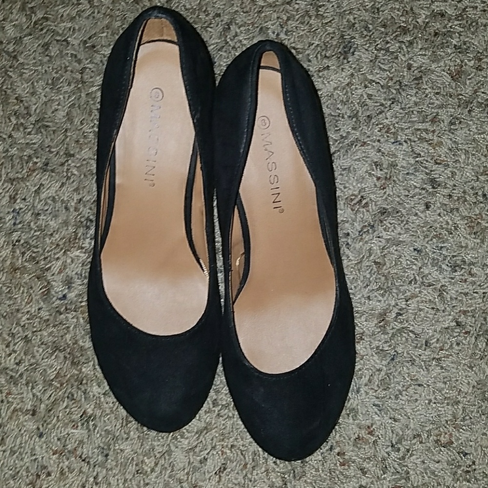 Short black round toe wedges